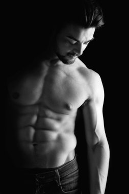 Yakışıklı genç adam.