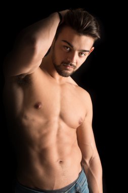 Yakışıklı genç adam.