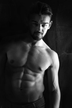 Yakışıklı genç adam.