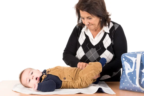 Grootmoeder veranderen luier baby jongen — Stockfoto