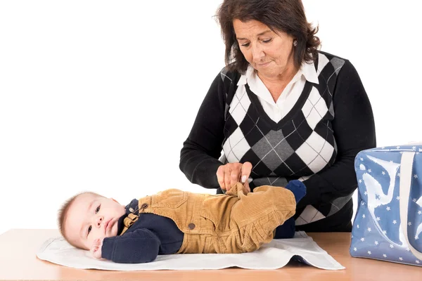 Grootmoeder veranderen luier baby jongen — Stockfoto