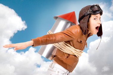 Roket olan küçük çocuk 