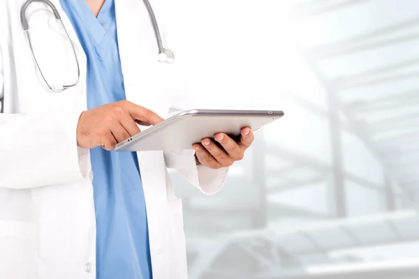 Läkare som innehar digitala tabletter — Stockfoto