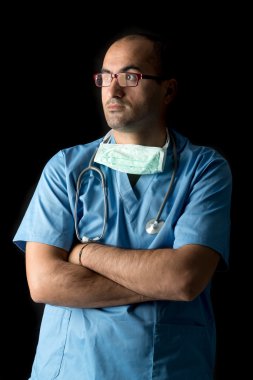 Steteskoplu üniformalı bir doktor.