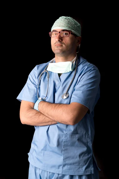 Доктор в форме со стетоскопом — стоковое фото