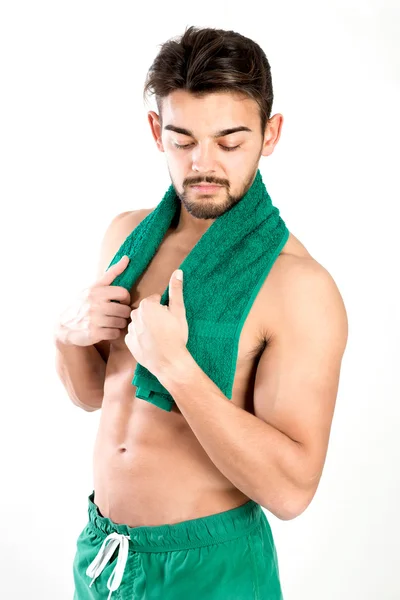 Hombre en forma posando con toalla — Foto de Stock
