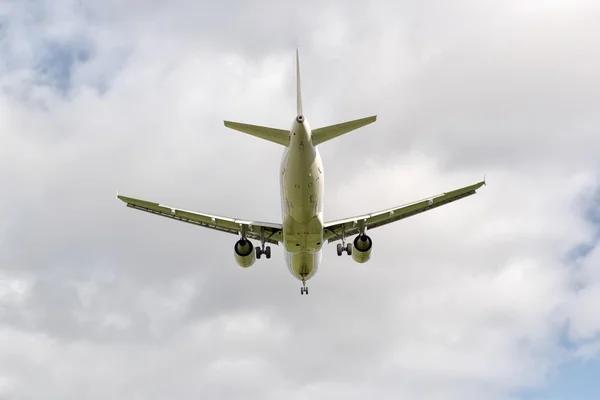 Flugzeug vor der Landung im Himmel — Stockfoto