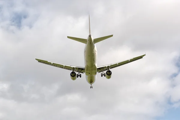 Aircraft in sky before landing — Stock Photo, Image