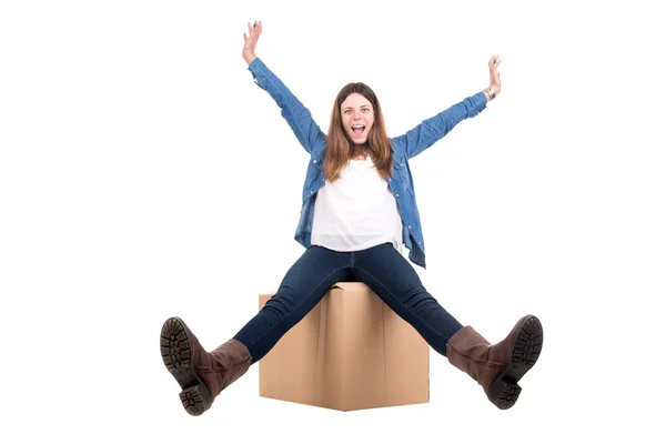Chica feliz con caja de cartón — Foto de Stock