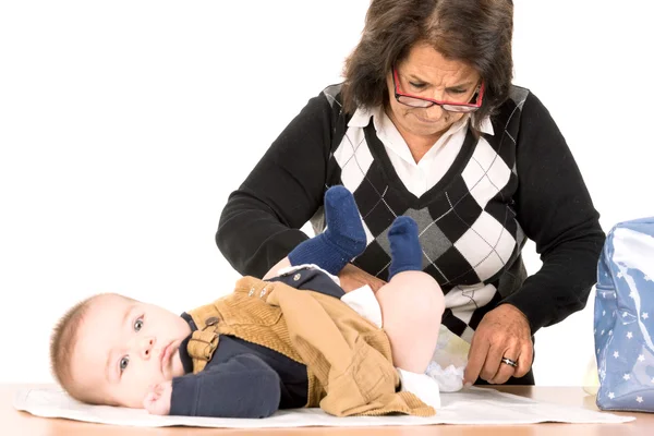 Grootmoeder veranderende baby luier — Stockfoto