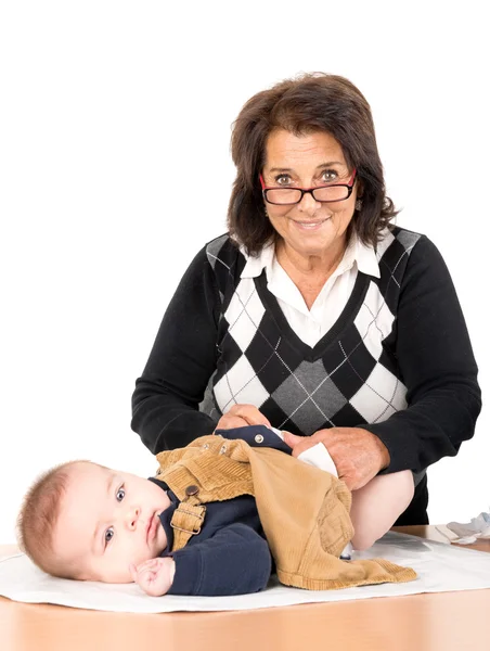 Grand-mère changer la couche de bébé — Photo