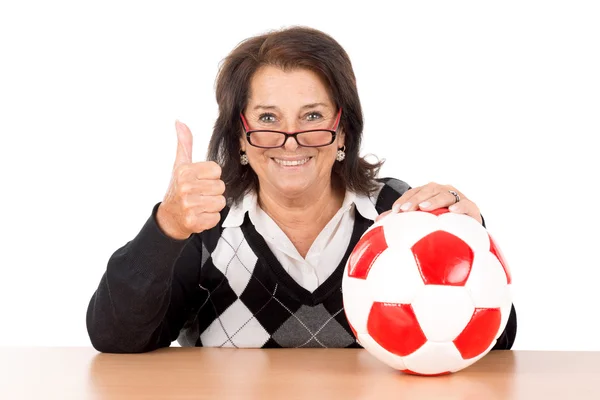 Mujer mayor con pelota de fútbol — Foto de Stock