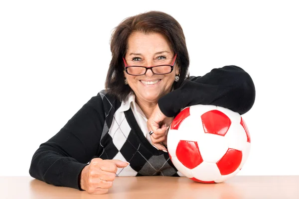 Donna anziana con palla da calcio — Foto Stock