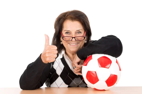 Femme âgée avec ballon de football — Photo