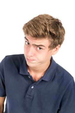 Kızgın genç çocuk.