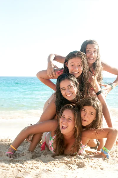 Amigos de verão na praia — Fotografia de Stock