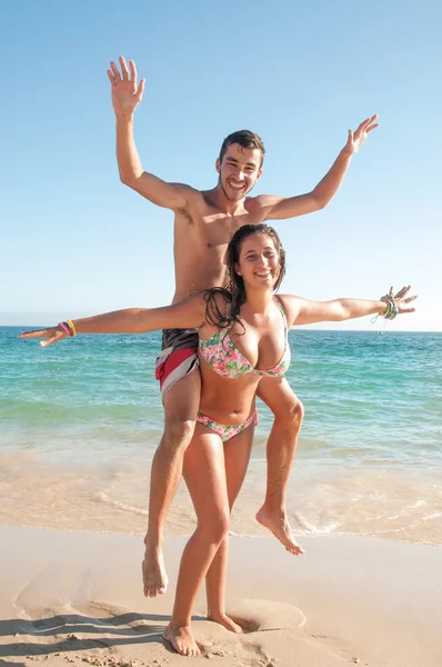 Vrienden van de zomer op het strand — Stockfoto