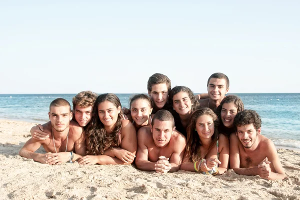 Sommerfreunde am Strand — Stockfoto