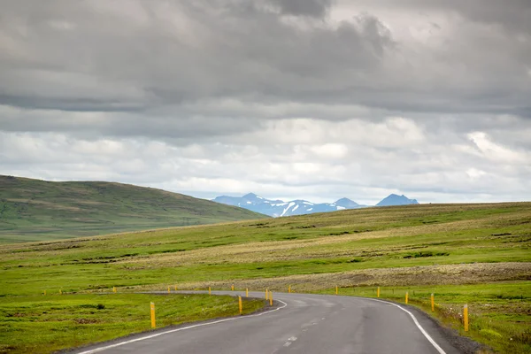 Дорога и ландшафт Исландии — стоковое фото