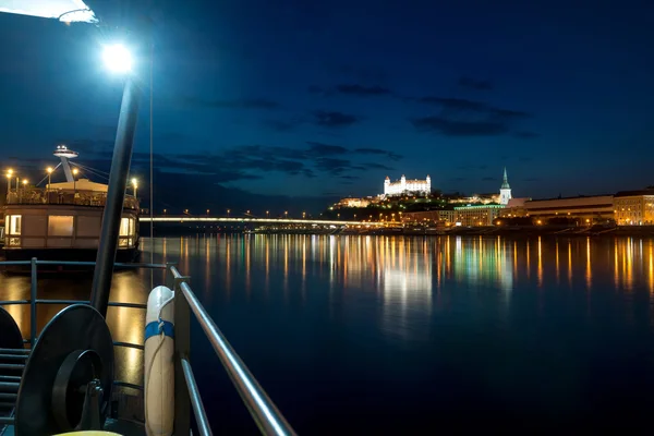 Bratislava nacht weergave — Stockfoto