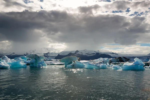 氷と手配、アイスランドの水 — ストック写真
