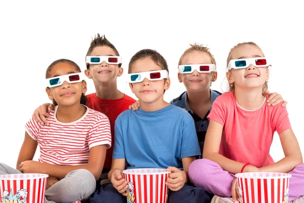 Dzieci oglądanie filmu z popcornu — Zdjęcie stockowe