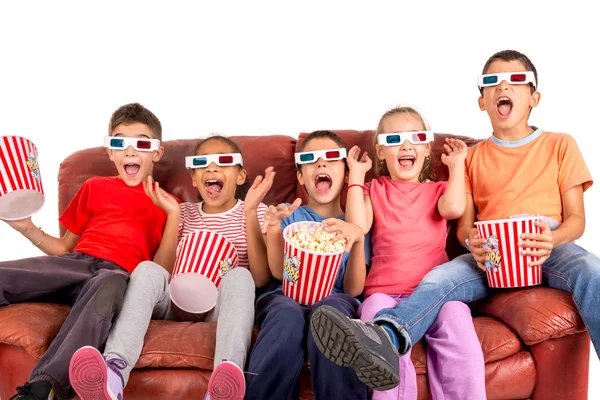 Bambini che guardano film con popcorn — Foto Stock