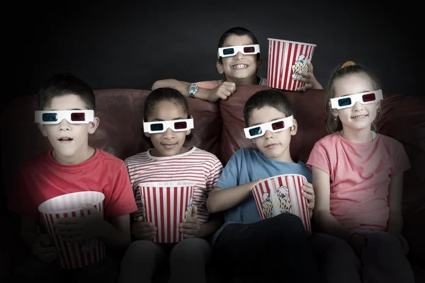 Kinder im Film mit Popcorn — Stockfoto