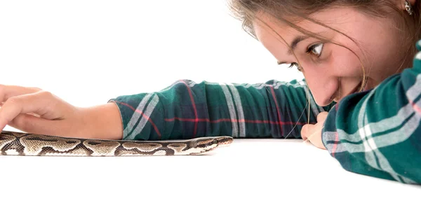 Mädchen spielt mit Schlange — Stockfoto