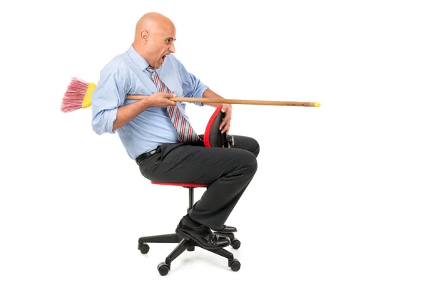 Pracownik na krzesło potyczki z miotłą — Zdjęcie stockowe