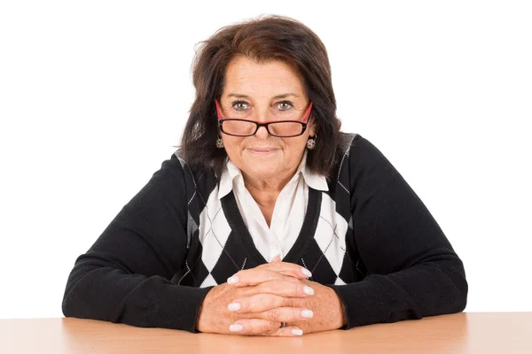 Senior vrouw aan balie — Stockfoto