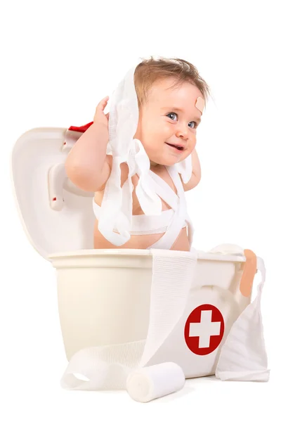 Babyjongen met vuist hulp-kit — Stockfoto
