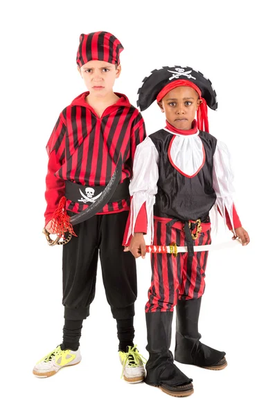 Kleine jongens dragen piraten kostuums — Stockfoto