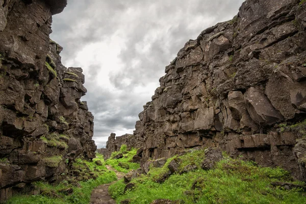Скалы у водопадов Оксарафосс в Исландии — стоковое фото