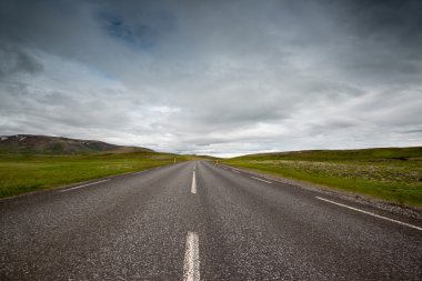 İzlanda'daki manzara ile boş yol