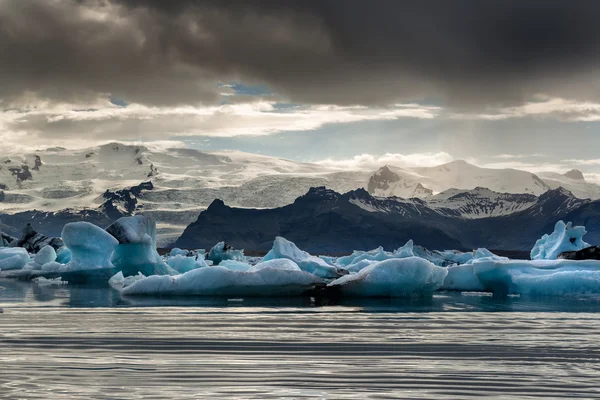 Lagoa de Jokulsarlon com gelo na Islândia — Fotografia de Stock