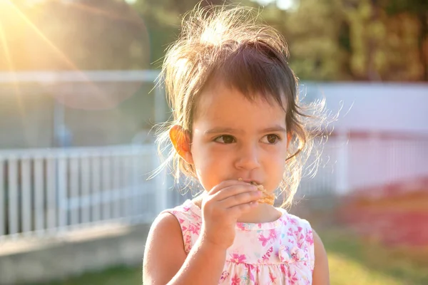 Солодка Молода Дівчина Їсть Печиво Свіжому Повітрі Заході Сонця — стокове фото