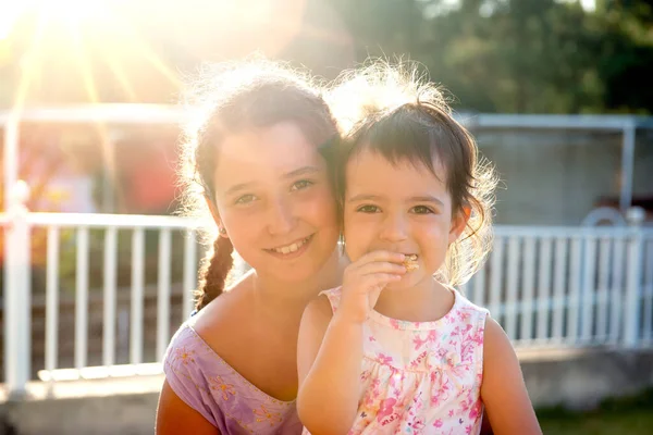 Douces Jeunes Filles Posant Extérieur Coucher Soleil — Photo