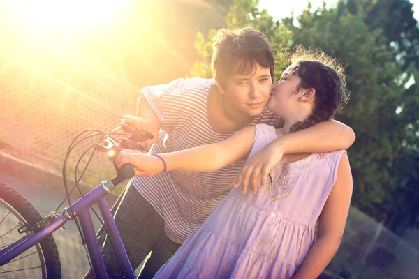 Jeune Fille Embrasser Garçon Extérieur Coucher Soleil Près Vélo — Photo