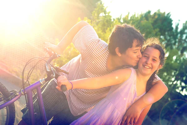 Jeune Garçon Embrassant Une Fille Extérieur Coucher Soleil Près Vélo — Photo