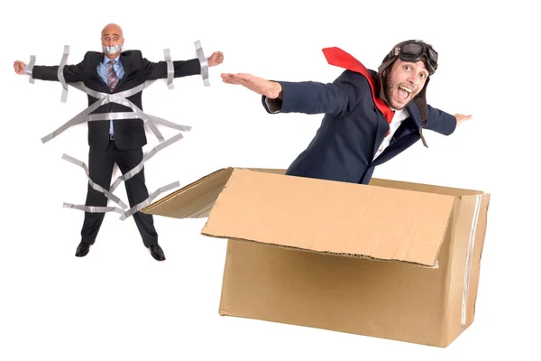 Hombre Negocios Escapando Volando Una Caja Cartón Aislado Blanco — Foto de Stock