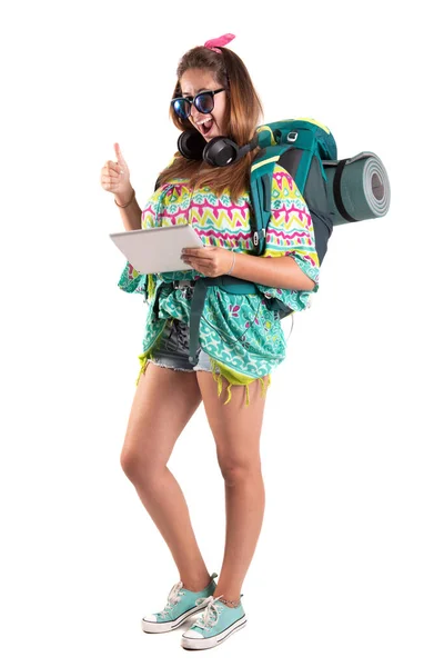 白で隔離されたバックパックとタブレットを持つ幸せなハイカーの女の子 トレッキングと旅行ライフスタイルの概念 — ストック写真