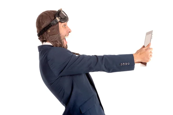 Pilot Gözlüklü Tabletli Adamı Beyazlar Içinde Izole Edilmiş — Stok fotoğraf