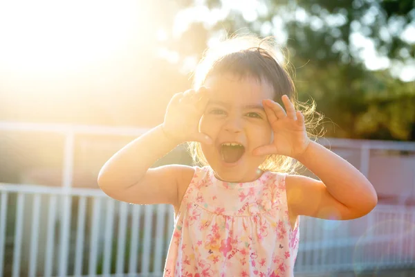 Douce Jeune Fille Faire Des Visages Extérieur Coucher Soleil — Photo