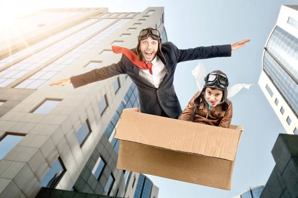 Hombre Niño Volando Una Caja Cartón Sobre Ciudad Imagen De Stock