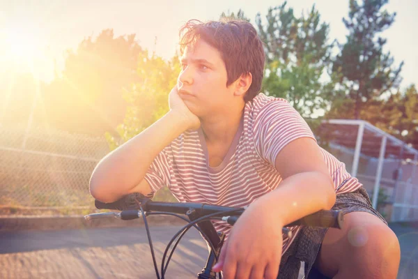 Хлопчик Позує Велосипеді Свіжому Повітрі Заході Сонця — стокове фото