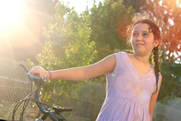 Lycklig Ung Flicka Poserar Cykel Utomhus Vid Solnedgången Stockbild