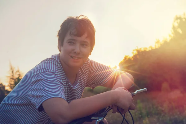 Glad Pojke Poserar Cykel Utomhus Vid Solnedgången — Stockfoto