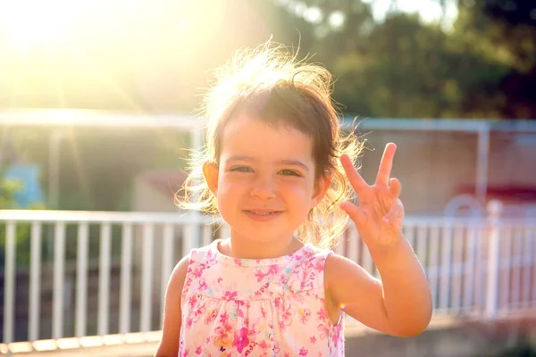 Солодка Молода Дівчина Робить Обличчя Відкритому Повітрі Заході Сонця — стокове фото