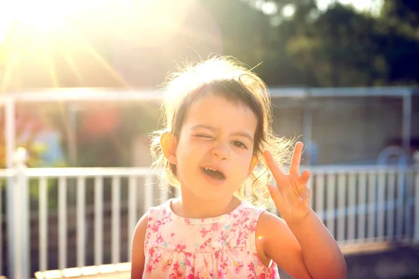 Dulce Chica Joven Haciendo Caras Aire Libre Atardecer Fotos De Stock Sin Royalties Gratis